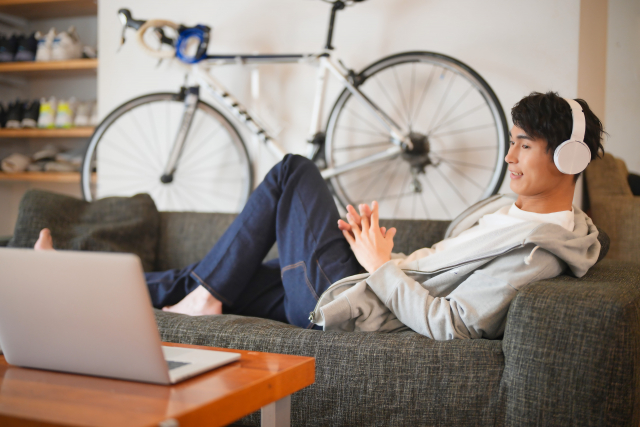 種もの部屋でくつろぐ男性