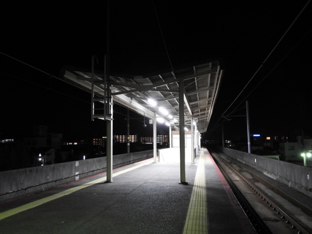 誰もいない深夜の駅のホーム