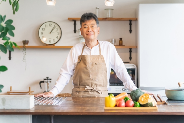 キッチンで趣味の料理をする男性