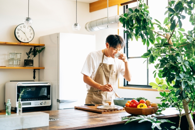 調理する男性